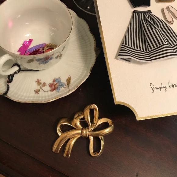 Perfect Girly Golden Bow Love Brooch Scarf Pin - Picture 3 of 8